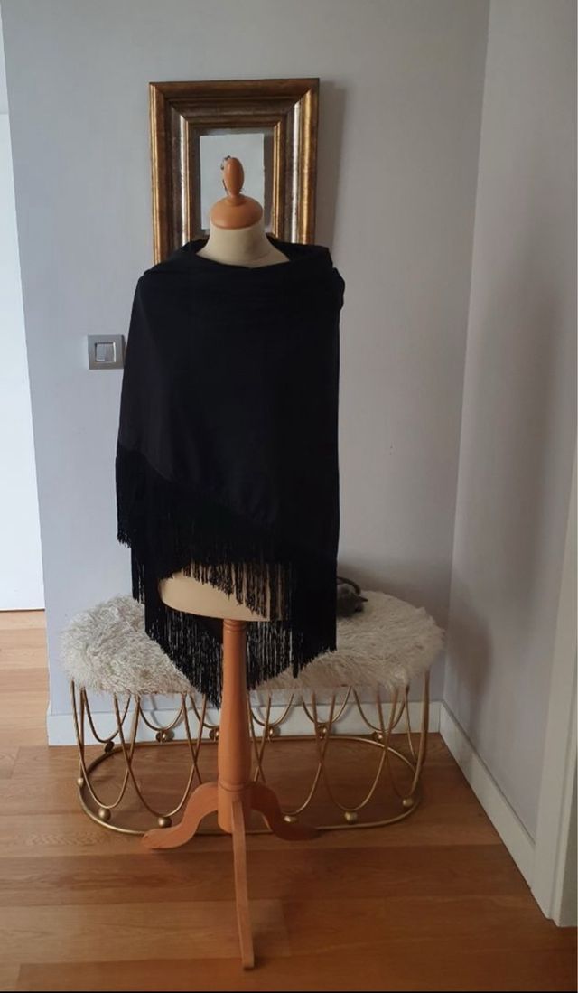 Mantón negro con flecos