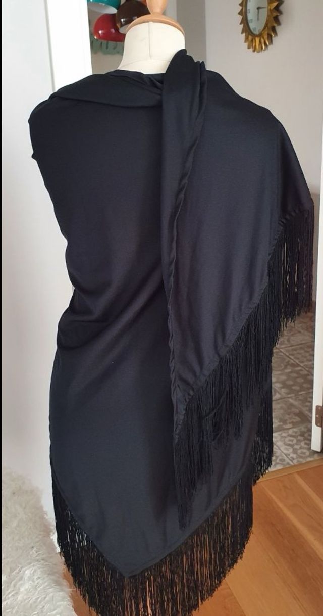 Mantón negro con flecos
