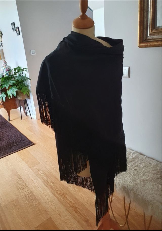 Mantón negro con flecos