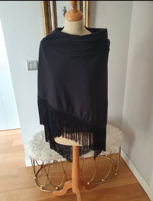 Mantón negro con flecos
