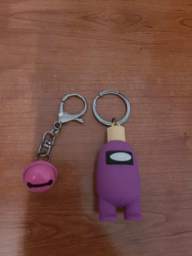 Llavero Morado Among Us y Casco Rosa