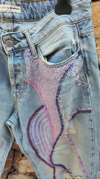 Vaqueros Stradivarius Talla S con Bordados