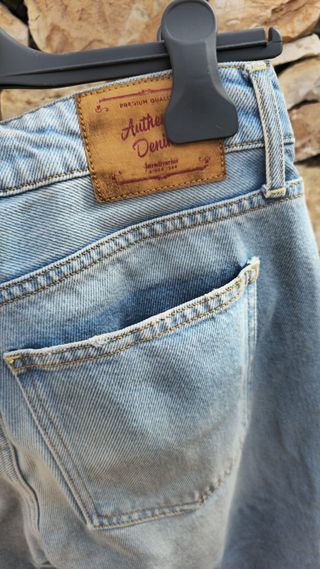 Vaqueros Stradivarius Talla S con Bordados
