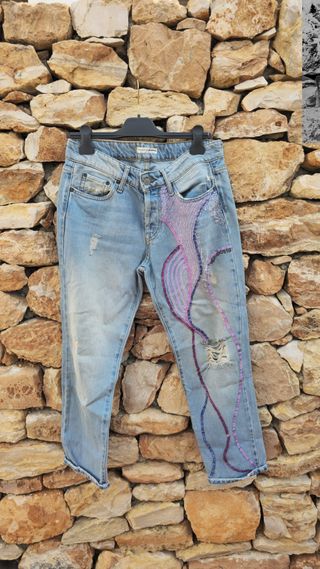 Vaqueros Stradivarius Talla S con Bordados