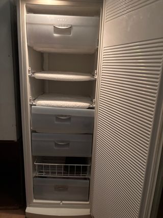 Congelatore verticale 7 ripiani /cassetti