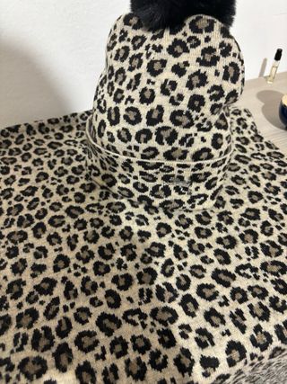 Sciarpa e cappello in lana leopardati