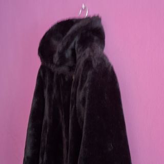 Abrigo largo negro de  pelito, muy amoroso.