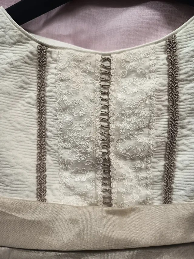 Vestido de niña elegante