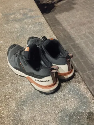 Zapatillas Salomon grises y naranjas