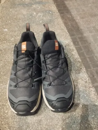 Zapatillas Salomon grises y naranjas