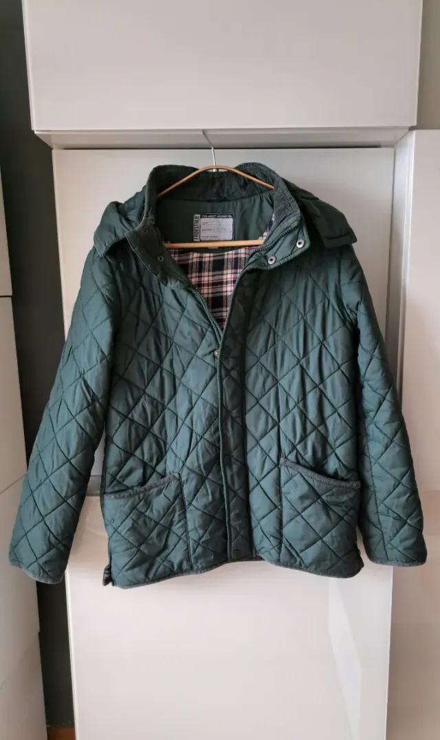 Cazadora acolchada con capucha