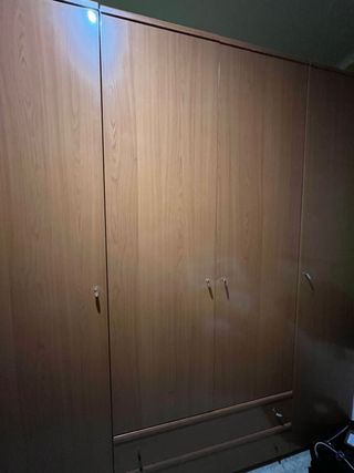 Armario y cajonera de madera