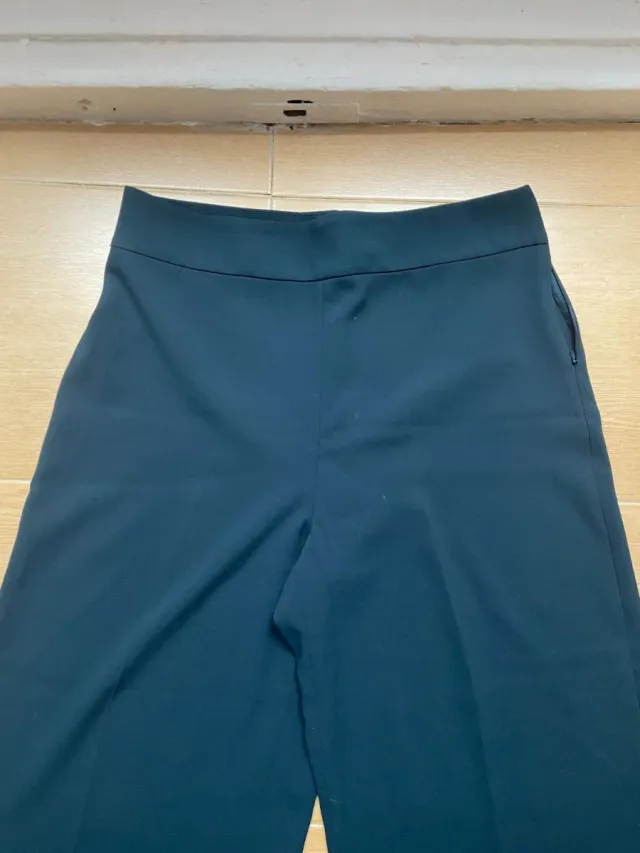 Pantalón cropped culotte verde