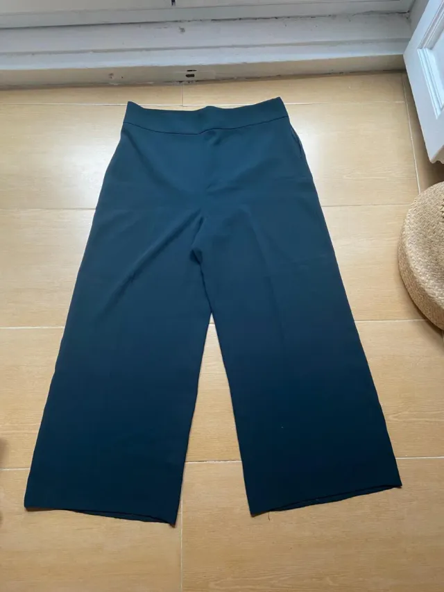 Pantalón cropped culotte verde