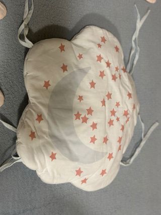 Protector cuna nubes y estrellas Vertbaudet