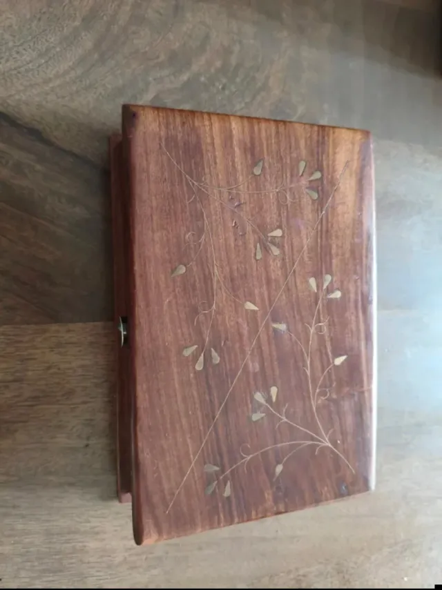 Caja de madera decorada