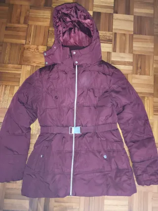 Abrigo acolchado granate con cinturón