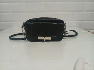 Bolso negro con cadena