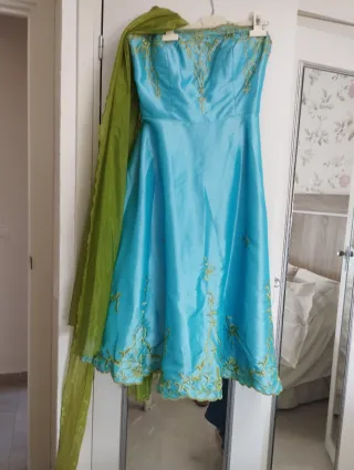 Vestido de fiesta azul con bordado