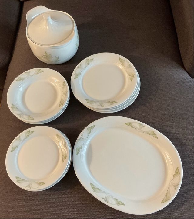 Conjunto platos, sopera y bandeja floral
