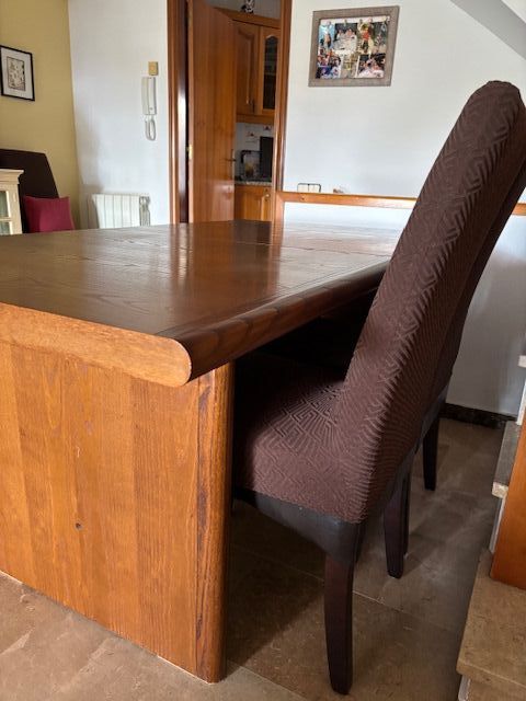 Mesa de comedor de madera y 4 sillas