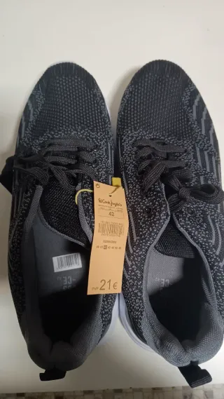 Zapatillas deportivas negras y grises