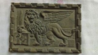 Bassorilievo antico leone alato in metallo