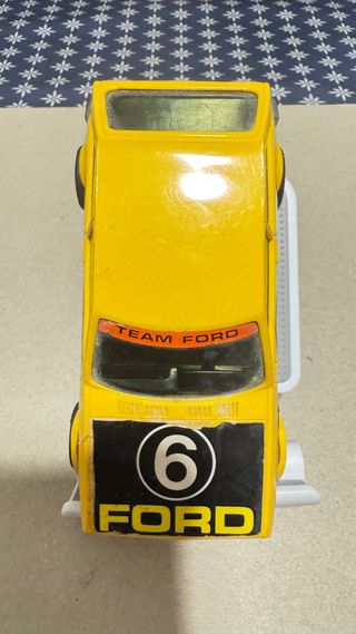 Ford Fiesta Scalextric Amarillo