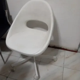 Sedia girevole bianca con ruote