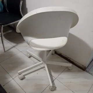 Sedia girevole bianca con ruote