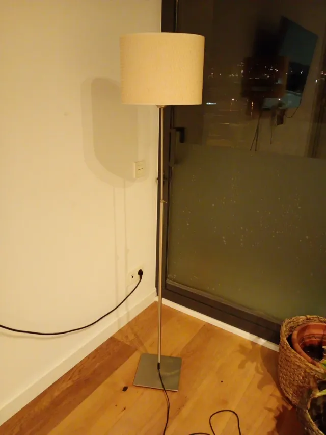 Lámpara de pie beige y plateada