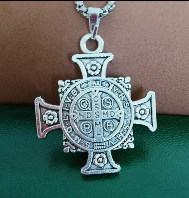 Cruz Medallon de San Benito con cadena