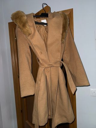 Abrigo gabardina beige con pelo