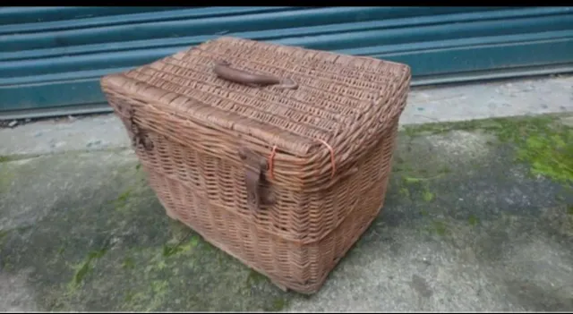 Cesta de mimbre antigua con cierre metálico UCEM