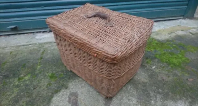 Cesta de mimbre antigua con cierre metálico UCEM