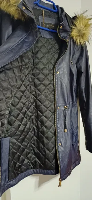 Abrigo azul marino con capucha y pelo