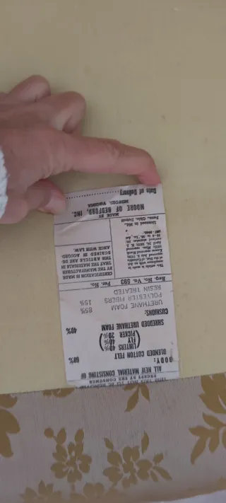 Poltrona elegante in tessuto dorato
Da restaurare.