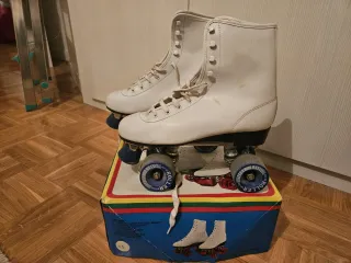 Patines de 4 ruedas blancos. Número 41