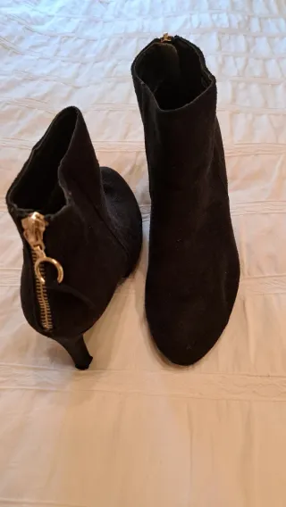 Botines ante negros con cremallera dorada