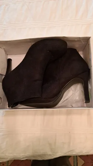 Botines ante negros con cremallera dorada