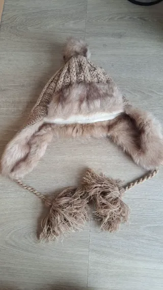 Gorro de invierno con orejeras y pompón