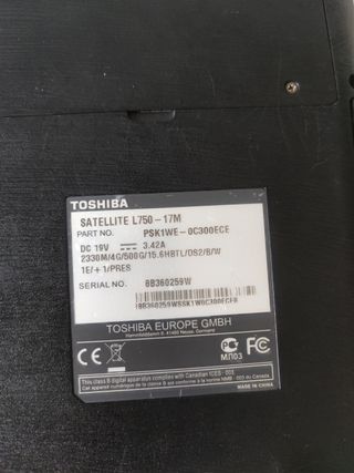 Portátil Toshiba Rojo + Accesorios (Urge)