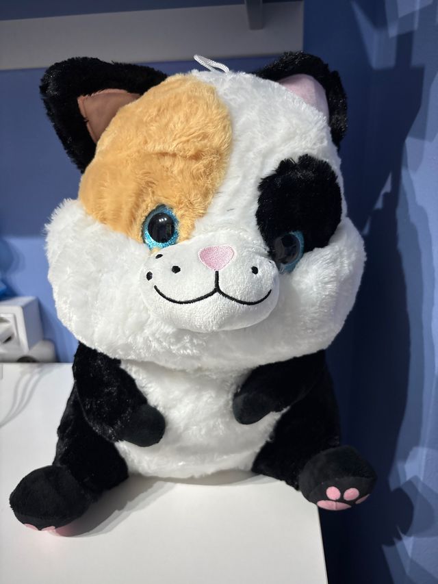 Peluche grande de gato cólico