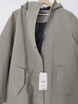 Chubasquero engomado Zara nuevo