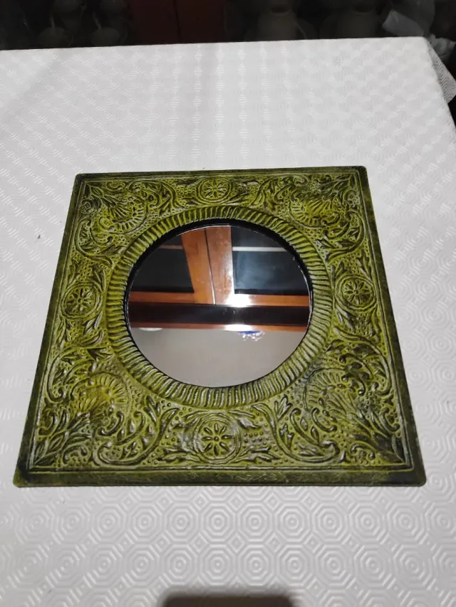 Espejo decorativo verde con marco labrado