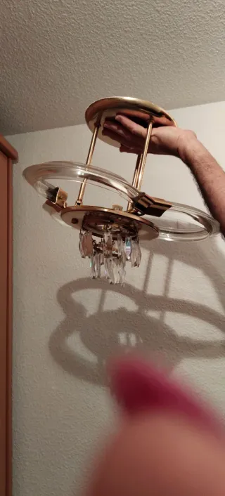 Lámpara de techo dorada con cristales