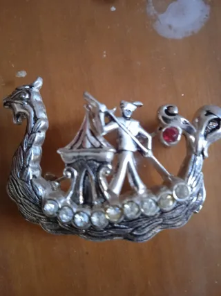 Set di spille e gioielli con nave vichinga e ferro di cavallo. 