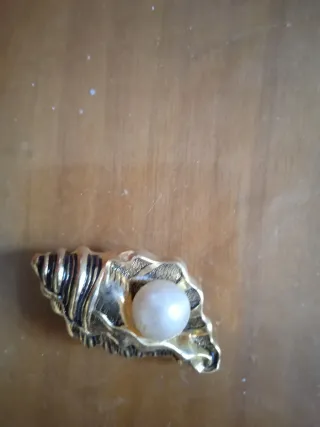 Set di spille e gioielli con nave vichinga e ferro di cavallo. 