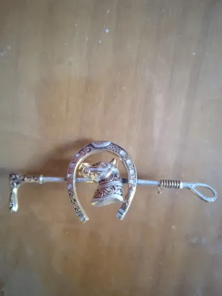 Set di spille e gioielli con nave vichinga e ferro di cavallo. 