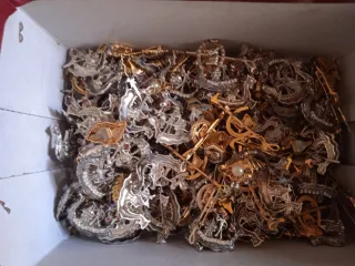 Set di spille e gioielli con nave vichinga e ferro di cavallo. 